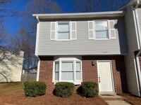 Building Photo - 3 Bedroom, 2.5 Bathroom Townhouse in Green...