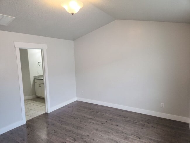 Building Photo - 4 Bedroom 2.5 Bathroom Lehi Townhome!