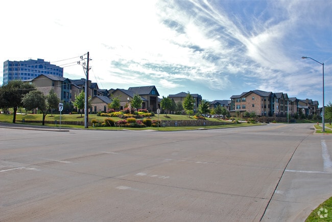 Building Photo - Lakeside Villas