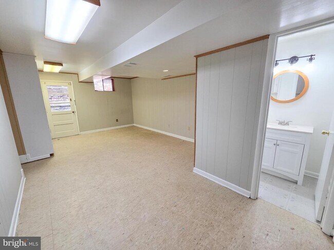Building Photo - 305 Hillsboro Dr