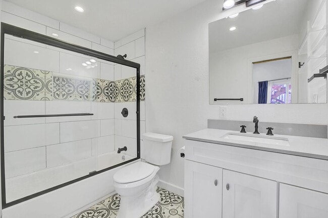 Building Photo - West Oakland Stylish 2/1 Flat - Completely...