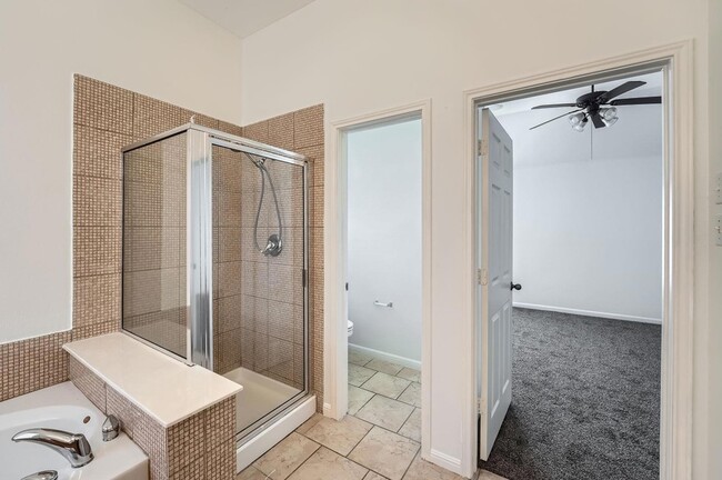 Building Photo - 1402 Weatherford Dr