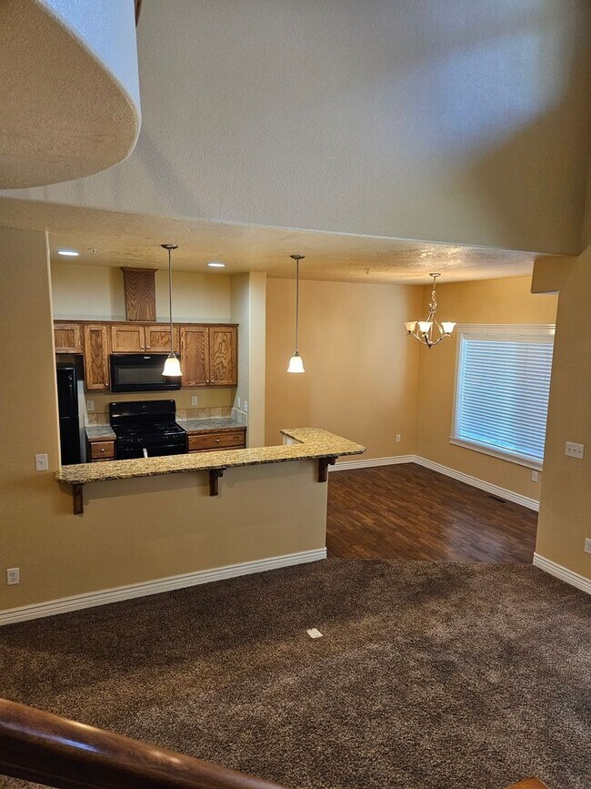 Building Photo - 3/2.5 in Boise-2 Car Garage, Fireplace, Vaulted Ceilings, Landscaping Included.