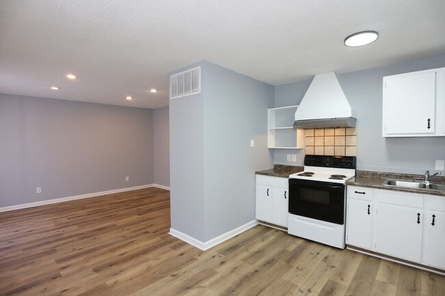 Building Photo - Newly Remodeled 3 Bedroom Home