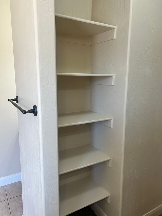 Building Photo - La Verkin Charm!