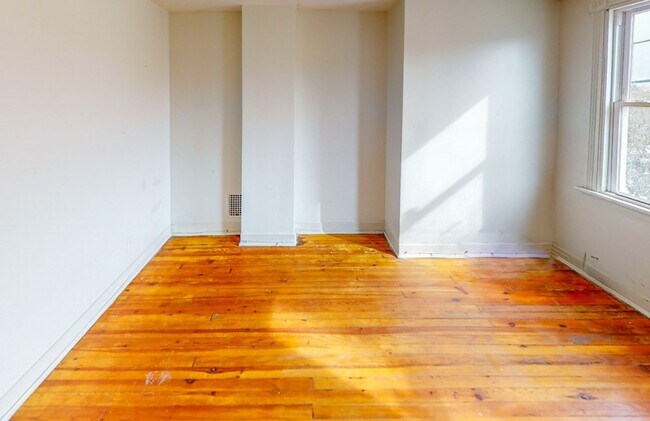 Building Photo - Wonderful Row Home on a Quiet Street