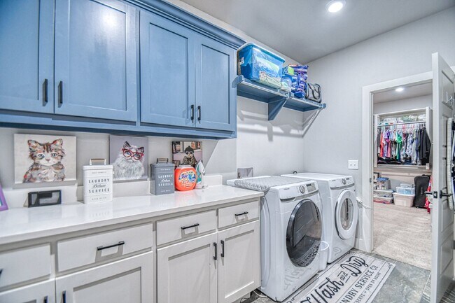 Building Photo - Spacious 5-Bedroom Home with 3 Full Baths ...