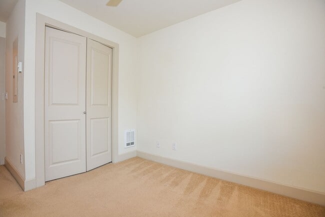 Building Photo - North Capital Hill owner offering move in special