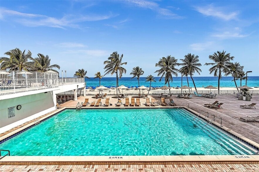 Lower deck pool - 2401 S Ocean Dr