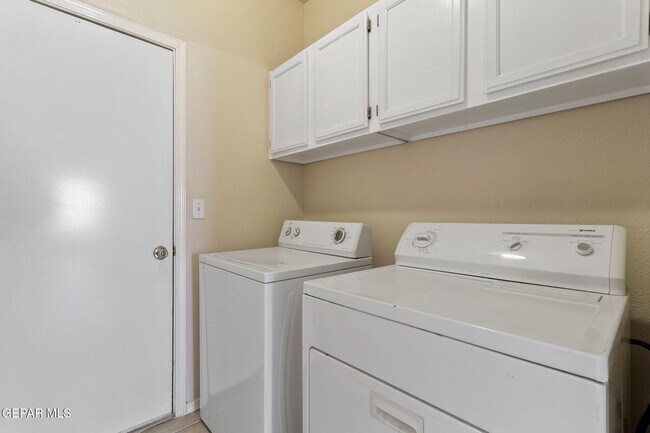 Building Photo - 2029 Sun Chariot St