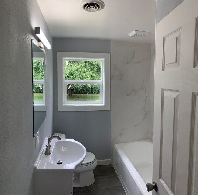 Building Photo - Updated, One Level Home with Two Bedrooms & One Bathroom, and Fully-Fenced Back Yard!