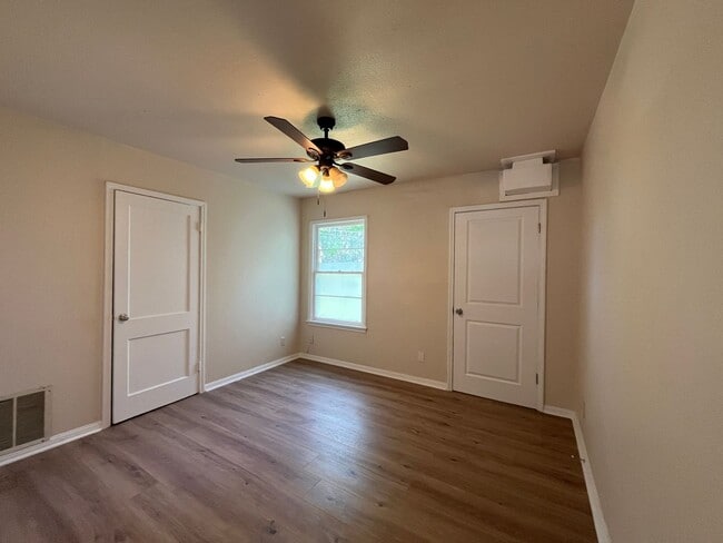 Building Photo - LINDALE PARK WITH EXTRA SQUARE FOOTAGE!!