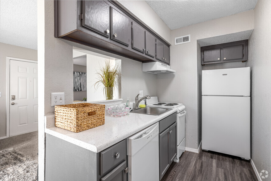 1BR, 1BA - 500SF - Kitchen - Diamond Creek Apartments