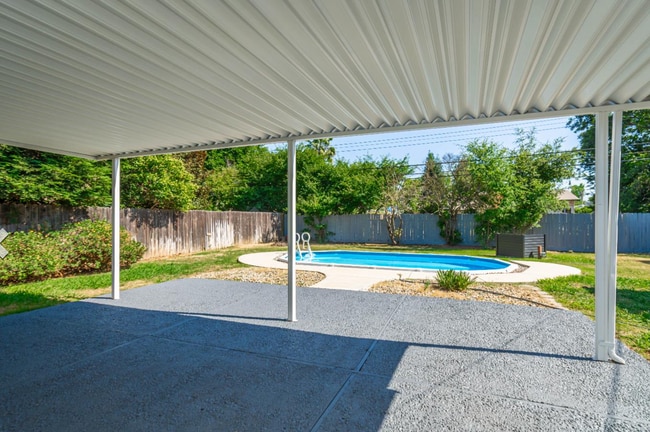 Building Photo - 4/2 + Detached Studio & Pool! One Property...