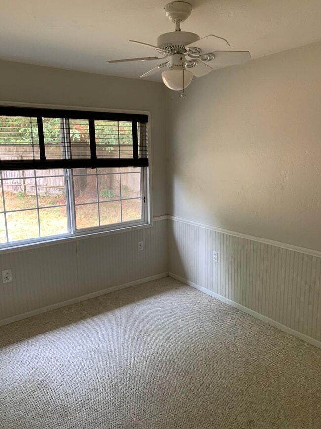 Building Photo - 3 Bedroom, PET FRIENDLY House in Fieldbrook