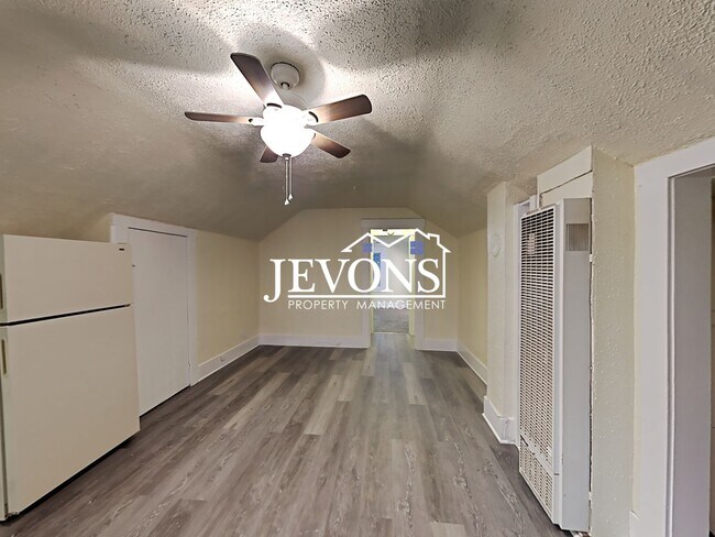 Building Photo - Make yourself at home in this apartment lo...
