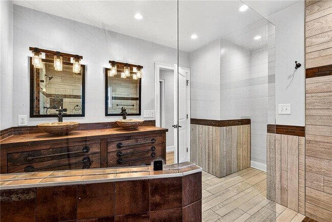 Building Photo - 1319 Chalmette Dr NE