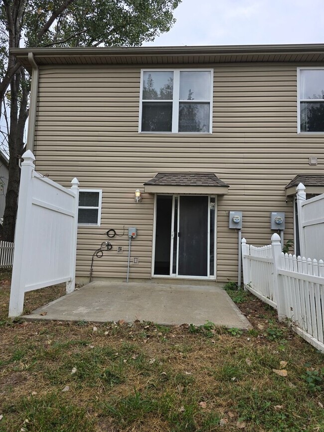 Building Photo - 3 bedroom duplex