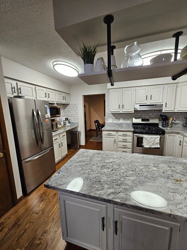 Building Photo - Remarkable 5 Bedroom Home For Rent in Mentor