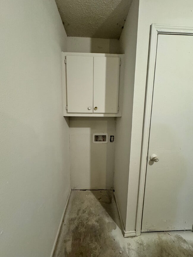 Building Photo - "Charming Lubbock Home: 3-Bedroom, 2-Bath Sanctuary with 1157 Sq Ft of Comfort!"