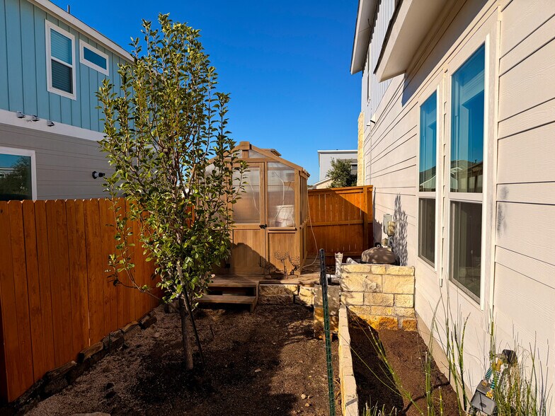 Building Photo - 11001 Charger Way