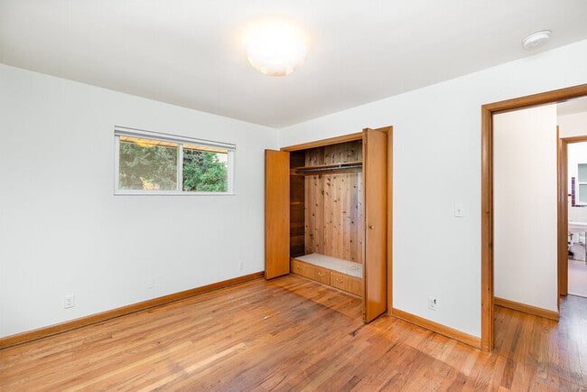 Building Photo - 723 N 81st St