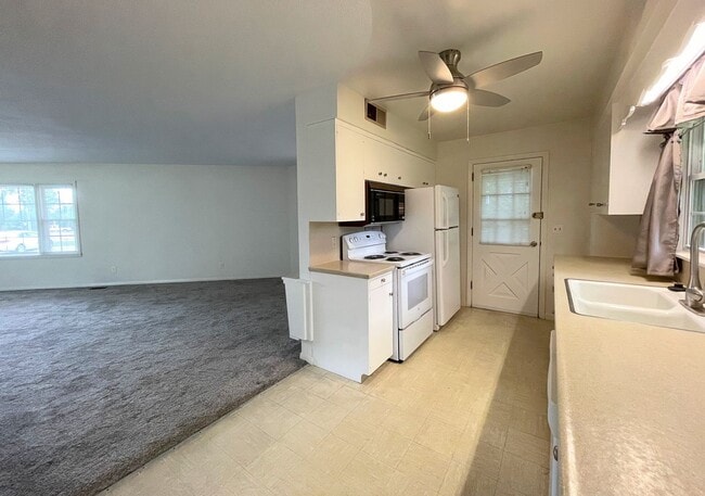 Building Photo - Spacious 2-Bed 1-Bath House