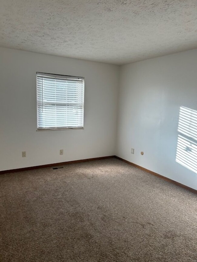 Building Photo - 9860-9864 MANDEL - LO