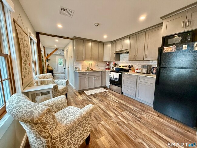 Building Photo - 4 Main St S