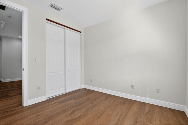 Building Photo - 4 Bedroom Townhome in West Palm Beach