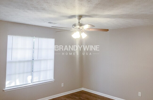 Building Photo - One month FREE RENT