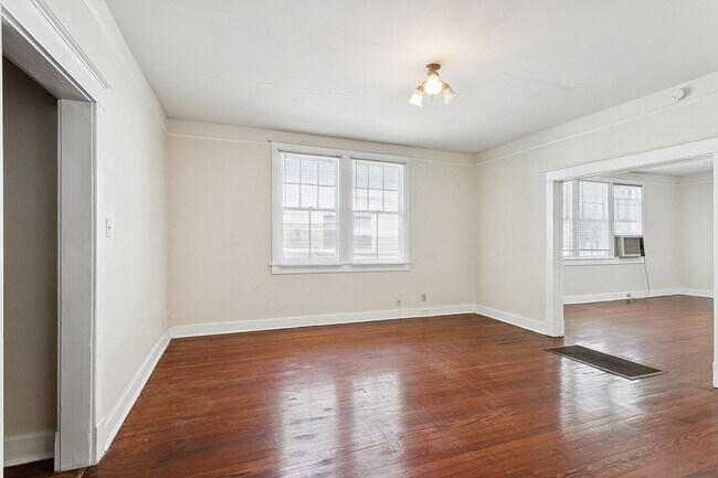 Building Photo - lrf2320