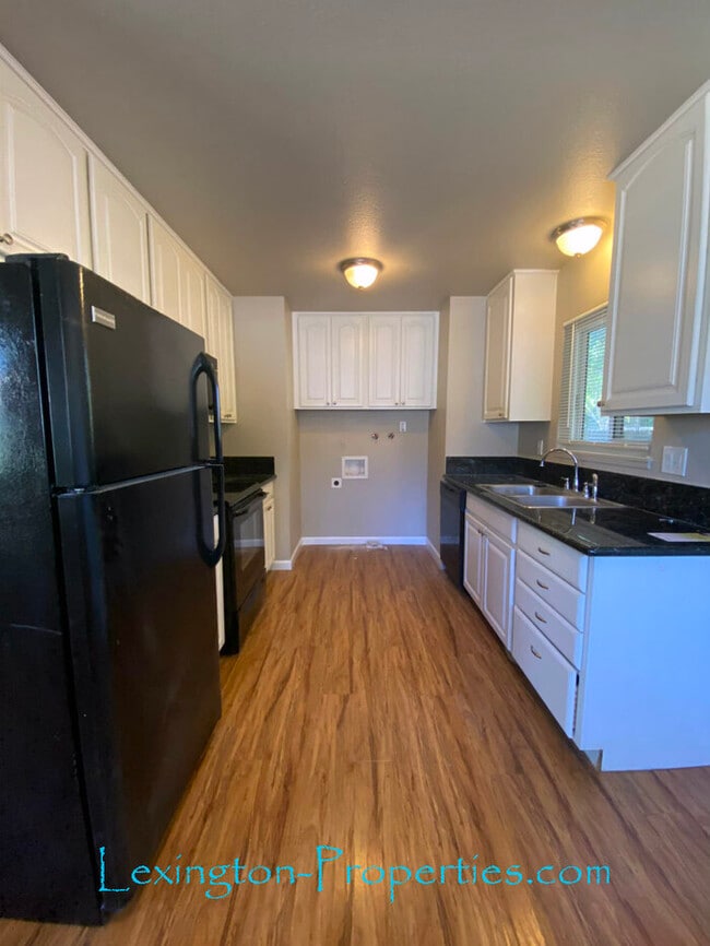 Building Photo - Beautifully Updated, 2BD/1BA, Duplex Home ...