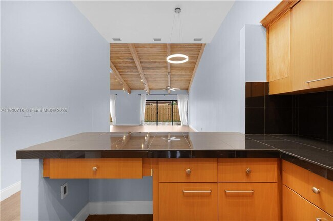 Building Photo - 2627 Parkview Dr S
