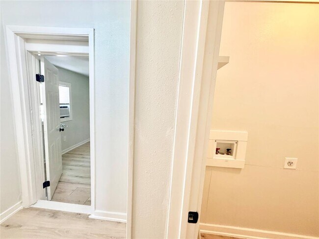 Building Photo - 5330 Wellington Dr