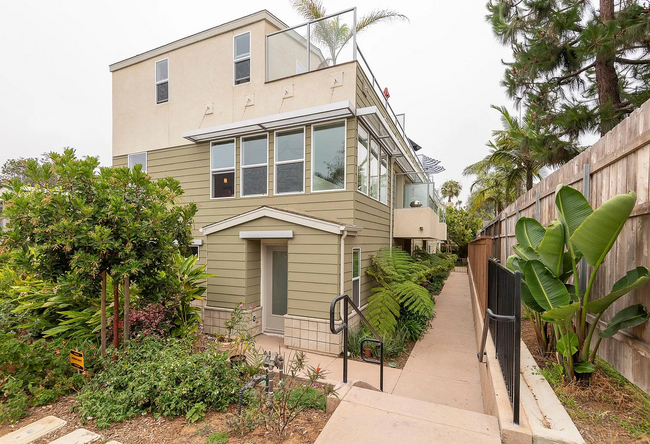 Building Photo - Fully Furnished Upscale Carlsbad Townhouse...