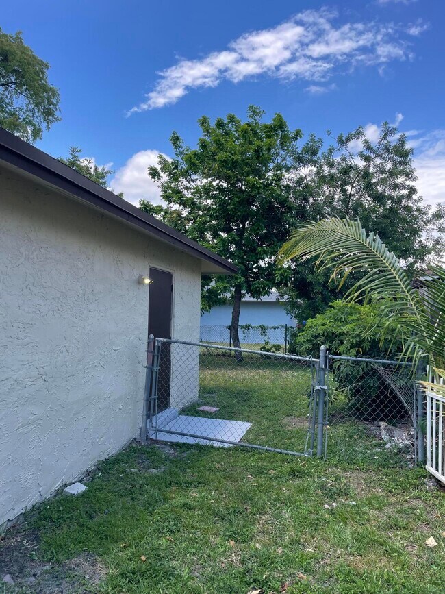 Building Photo - 8131 SW 6th St