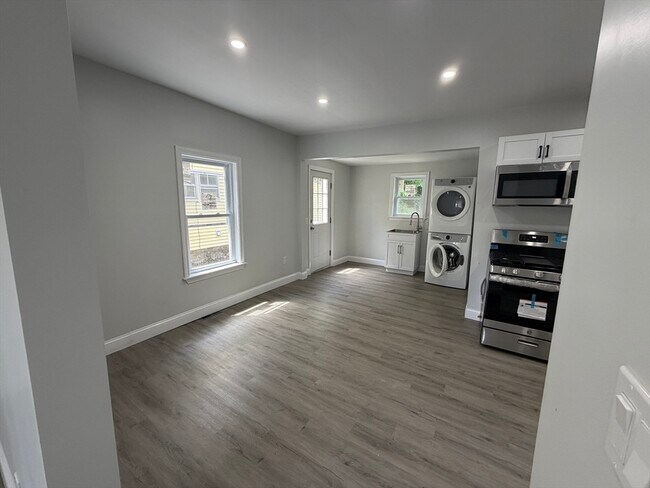 Building Photo - 75 Draper Ave