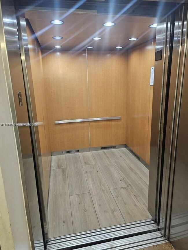 Building Photo - 102 SW 6th Ave