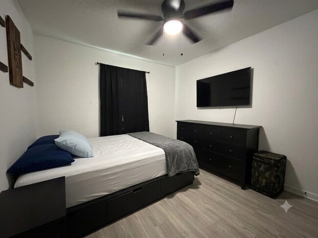 Building Photo - Modern Comfort Meets Convenient Living in San Antonio