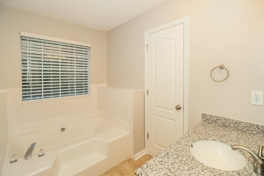 Building Photo - 254 Player's Cir