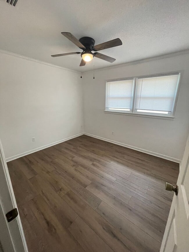 Building Photo - 306 Meadowlark Ln