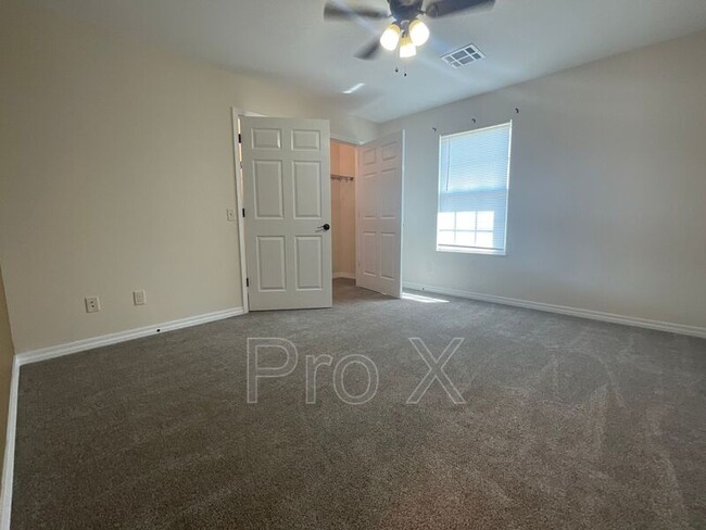 Building Photo - 606 Easton Dr