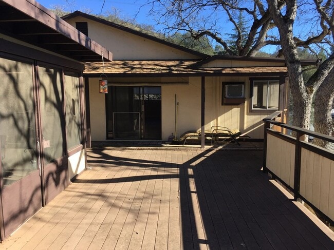 Building Photo - Spacious Clearlake Home