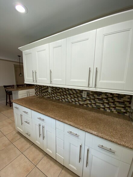 Building Photo - 323 Country Club Dr