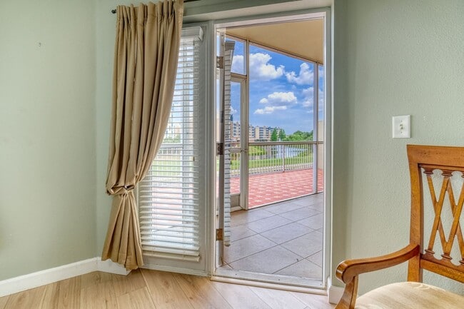 Building Photo - Updated 3 bedroom unit overlooking the Eas...