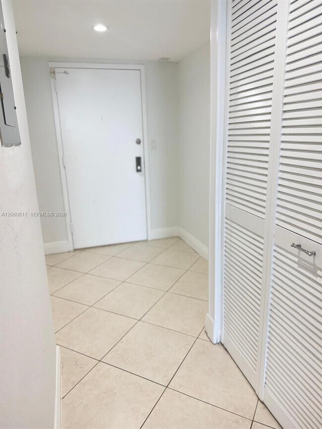 Building Photo - 2625 Collins Ave