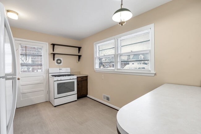 Building Photo - Well Maintained 3 Bedroom 1.5 Bathroom Spl...