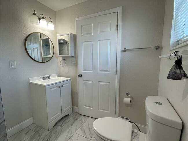 Building Photo - 1208 Carlton Ave