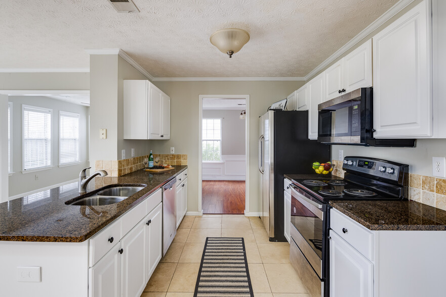 Building Photo - 13005 Crabapple Lake Dr